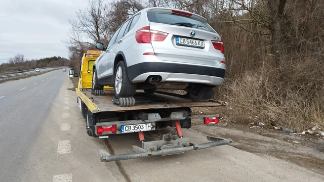 Автомобил BMW върху платформа край пътя