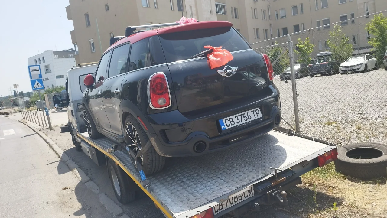 Автомобил Mini, натоварен на платформа