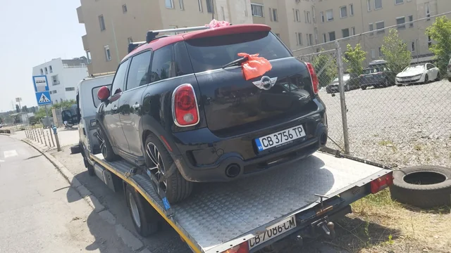 Автомобил Mini, натоварен на платформа