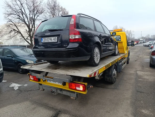 Автомобил Volvo, натоварен на жълта платформа
