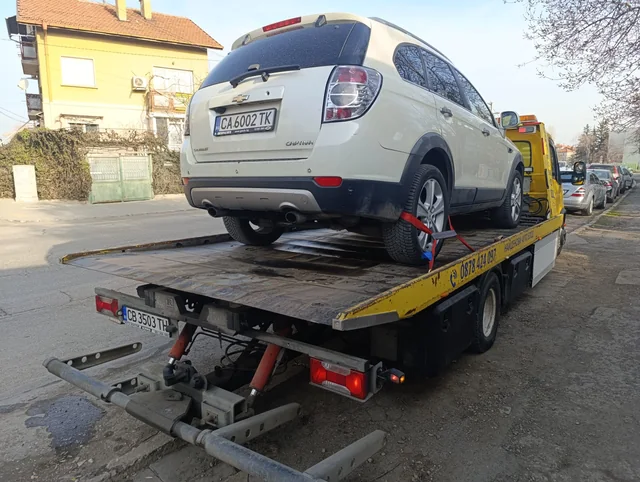SUV Chevrolet, натоварен на жълта платформа